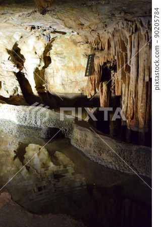 一個洞穴 90205784