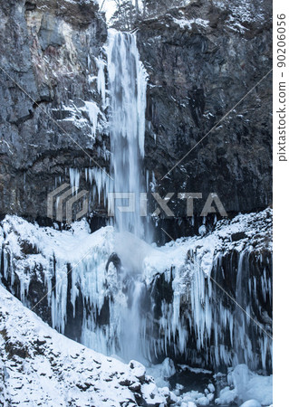 華嚴瀑佈在冬天結冰 華嚴瀑佈在冬天結冰 90206056