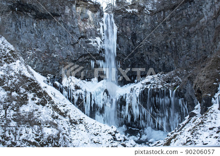 華嚴瀑佈在冬天結冰 90206057