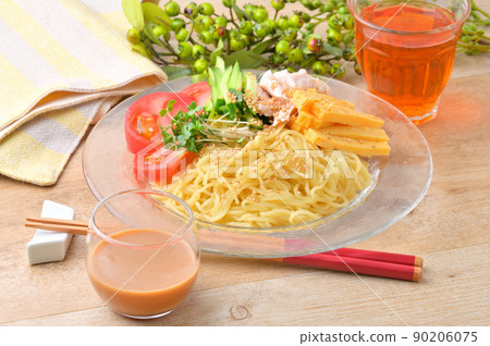 夏季冰鮮中國(芝麻醬,芝麻醬,芝麻醬,芝麻醬)。雞柳餡料。 夏季冰鮮中國(芝麻醬,芝麻醬,芝麻醬,芝麻醬)。雞柳餡料。 90206075