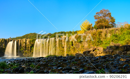 Harajiri Waterfall (early morning) Waterfall water flow and autumn leaves scenery "Oriental Naiyagara" Autumn leaves scenery 90206291