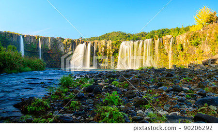 Harajiri Waterfall (early morning) Waterfall water flow and autumn leaves scenery "Oriental Naiyagara" Autumn leaves scenery 90206292
