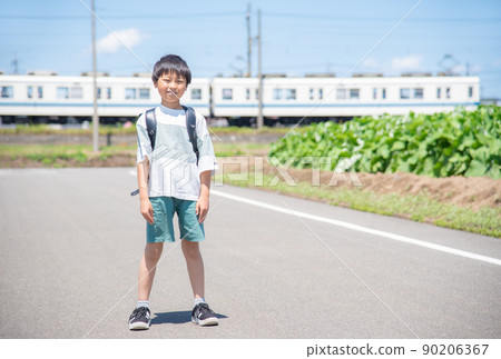 Asian elementary school boy returning home from school Asian elementary school boy returning home from school 90206367