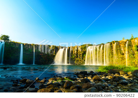 Harajiri Waterfall (early morning) Chaoyang light beam, waterfall water flow "Oriental Naiyagara" Autumn leaves scenery Harajiri Waterfall (early morning) Chaoyang light beam, waterfall water flow "Oriental Naiyagara" Autumn leaves scenery 90206422