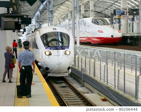 西九州新幹線新幹線列車與傳統特快列車在長崎站排隊 90206448