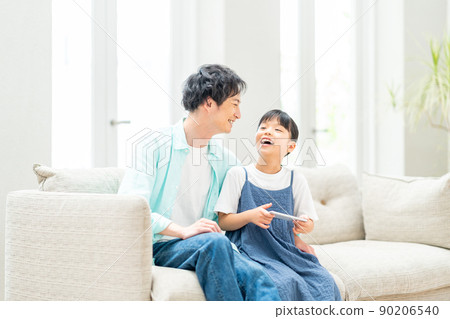 Parents and children looking at smartphones together Parents and children looking at smartphones together 90206540
