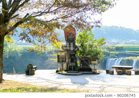 Harajiri Falls (early morning) Fudo Myo statue and Chaoyang light beam "Oriental Naiyagara" Autumn leaves scenery Harajiri Falls (early morning) Fudo Myo statue and Chaoyang light beam "Oriental Naiyagara" Autumn leaves scenery 90206745
