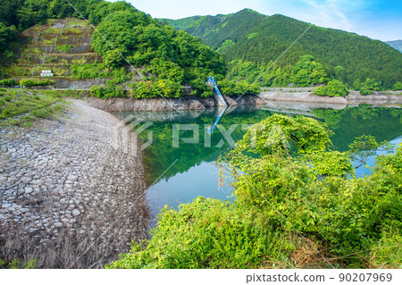 有馬大壩 Naguri 湖 水鏡 春天 清新的綠色風景 有馬大壩 Naguri 湖 水鏡 春天 清新的綠色風景 90207969