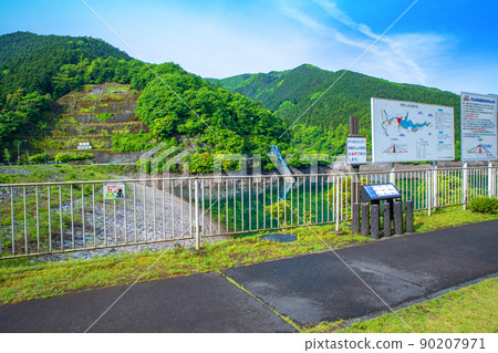 有馬大壩 Naguri 湖春天新鮮的綠色景觀 有馬大壩 Naguri 湖春天新鮮的綠色景觀 90207971