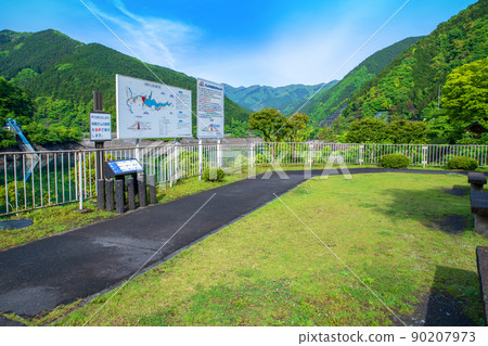 有馬大壩 Naguri 湖 水鏡 春天 清新的綠色風景 有馬大壩 Naguri 湖 水鏡 春天 清新的綠色風景 90207973