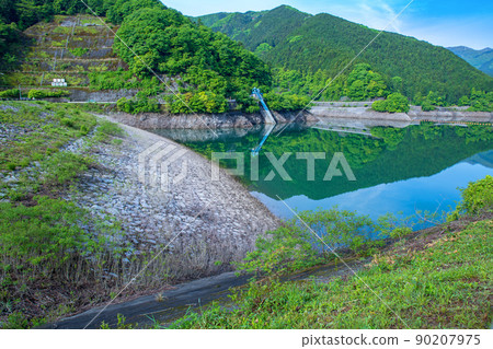 Arima Dam Naguri Lake Water Mirror Spring Fresh green scenery 90207975