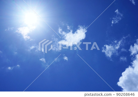 Summer sky, strong sunlight and ultraviolet rays, the shining sun and white clouds spreading in the blue sky 90208646
