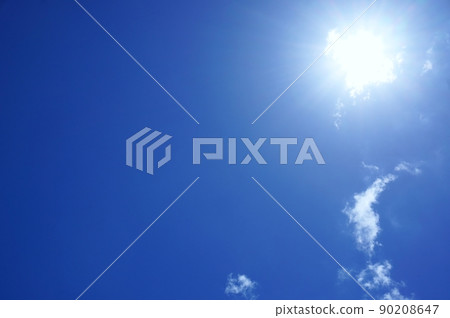Summer sky, strong sunlight and ultraviolet rays, the shining sun and white clouds spreading in the blue sky 90208647
