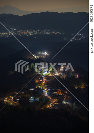 [Yoshino-gun, Nara] Night view of Mt. Yoshino 90209571