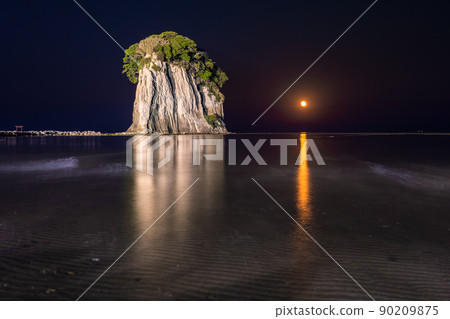 《石川縣》月光見附島/夜景 《石川縣》月光見附島/夜景 90209875