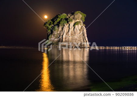 《Ishikawa Prefecture》 Moonlight Mitsukejima / Night view 90209886