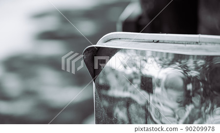 The cold bounces off the mirror The cold bounces off the mirror 90209978