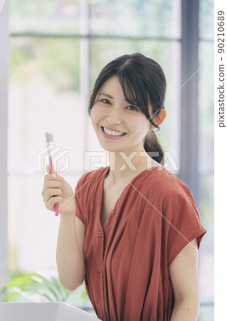 woman brushing teeth 90210689