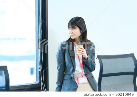 Business woman taking a break in the conference room Online conference Video conference Video conference Web conference Business woman taking a break in the conference room Online conference Video conference Video conference Web conference 90210949