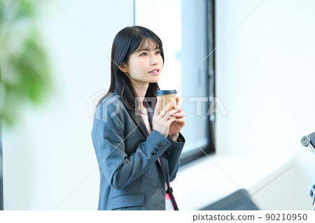 Business woman taking a break in the conference room Online conference Video conference Video conference Web conference Business woman taking a break in the conference room Online conference Video conference Video conference Web conference 90210950