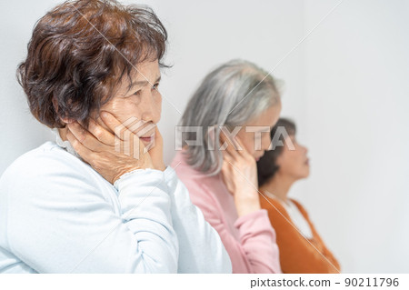 Senior women worry about thinking Senior women worry about thinking 90211796