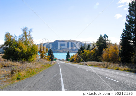 Road leading to Lake Tekapo in autumn (New Zealand) Road leading to Lake Tekapo in autumn (New Zealand) 90212186