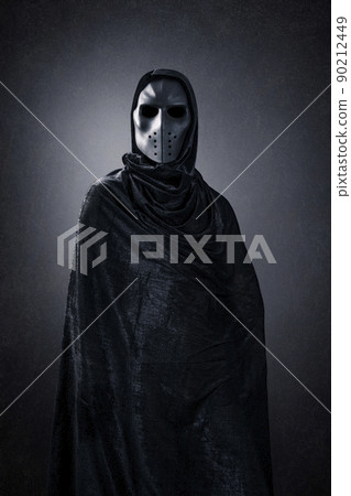 Mysterious humanoid alien at night over dark misty background Mysterious humanoid alien at night over dark misty background 90212449