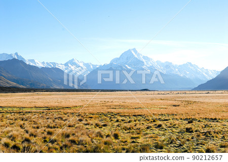 Autumn morning Aoraki / Mount Cook and livestock grazing on the Tasman Riverbed (New Zealand) Autumn morning Aoraki / Mount Cook and livestock grazing on the Tasman Riverbed (New Zealand) 90212657