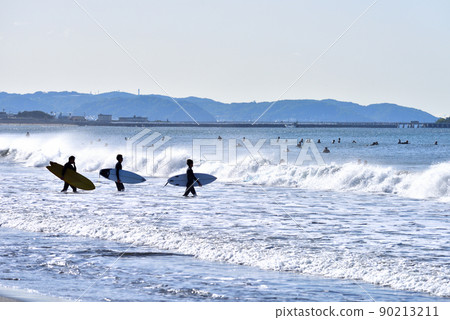 三名衝浪者在海浪高的辻堂東海岸入海 90213211