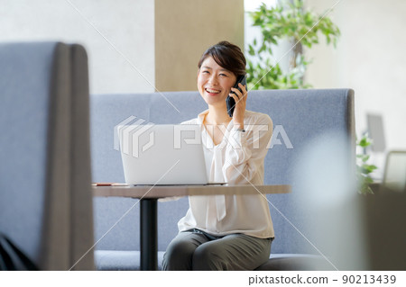 Women in their 30s, offices and businesses Women in their 30s, offices and businesses 90213439