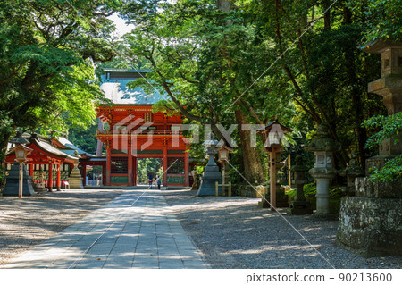 The approach and tower gate of Kashima Jingu Shrine in early summer, Kashima City, Ibaraki Prefecture The approach and tower gate of Kashima Jingu Shrine in early summer, Kashima City, Ibaraki Prefecture 90213600