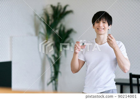 Young men brushing teeth 90214001