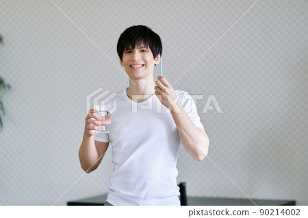 Young men brushing teeth 90214002