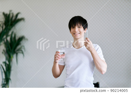Young men brushing teeth 90214005