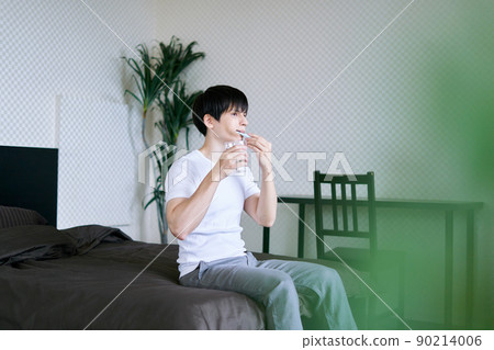 Young men brushing teeth 90214006