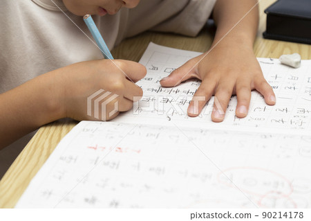 Elementary school student to study 90214178
