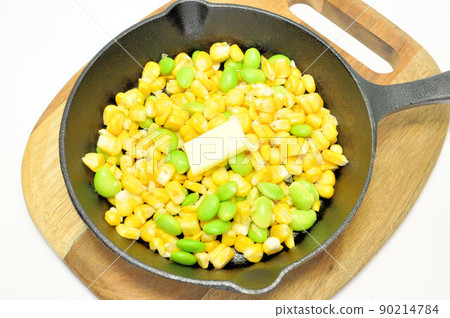 Stir-fried edamame and corn in butter Stir-fried edamame and corn in butter 90214784
