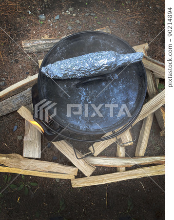 Dutch oven at the camp 90214894