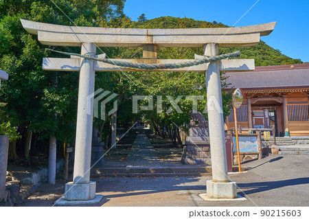 Looking at the main shrine of Takaku Jinja in Oiso Town, Kanagawa Prefecture, through the torii gate 90215603