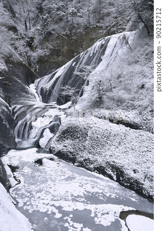 Fukuroda Falls in the middle of winter with pure white snow makeup Fukuroda Falls in the middle of winter with pure white snow makeup 90215712