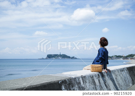 海洋女性旅遊觀光短途步行步行女性旅行獨自旅行 90215920