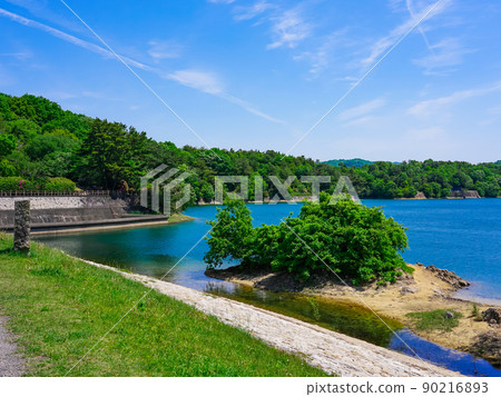 A huge pond (Manno Town, Kagawa Prefecture) that retains the legend of "Manno Pond pioneered by Kukai" 90216893