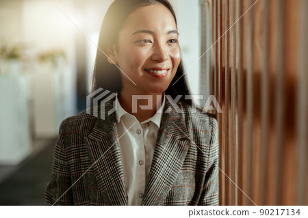 Portrait of attractive asian business woman standing in modern office. Blurred background 90217134