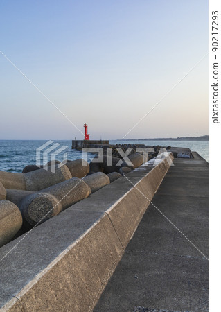 茨城縣日立市Aise港防波堤和燈塔 90217293