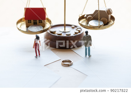 Divorced couple Divorced couple Money division image Divorced couple Divorced couple Money division image 90217822