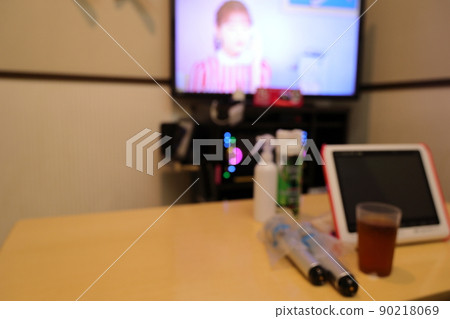 設置消毒的麥克風和麥克風罩並唱歌 90218069