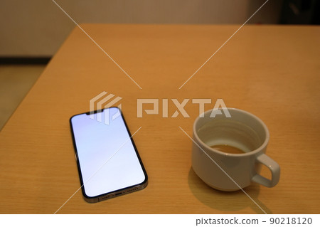 一邊看智能手機一邊享用咖啡的時刻 90218120