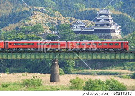 第二代“伊予灘物語”以小津城為背景穿過鐵橋（JR四國） 90218316