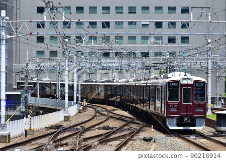 Hankyu 1000 series arriving at Osaka Umeda 90218914
