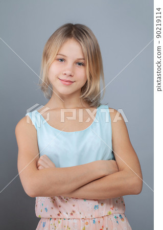 Lovely young girl studio portrait 90219114